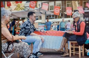 Als tekenaar op locatie bezig om het knapste koppie ter herinnering of positieve start- je -dagje tekeningetje